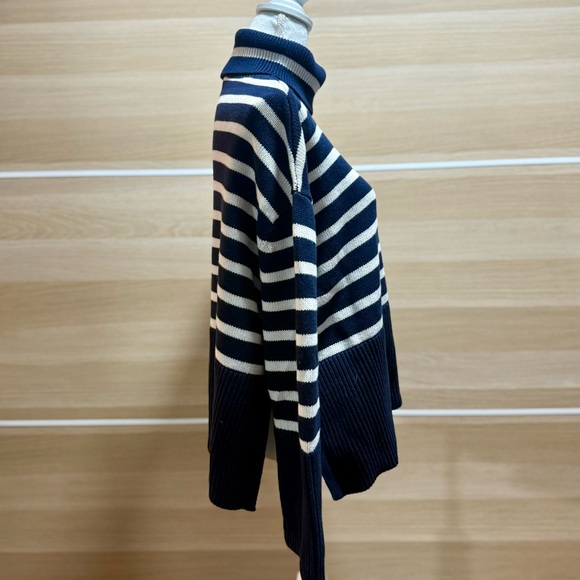 GAP 24/7 Split Hem Turtleneck Sweater - Picture 10 of 13